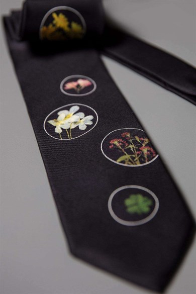 Koyu lacivert çiçek desenli ipek kravat